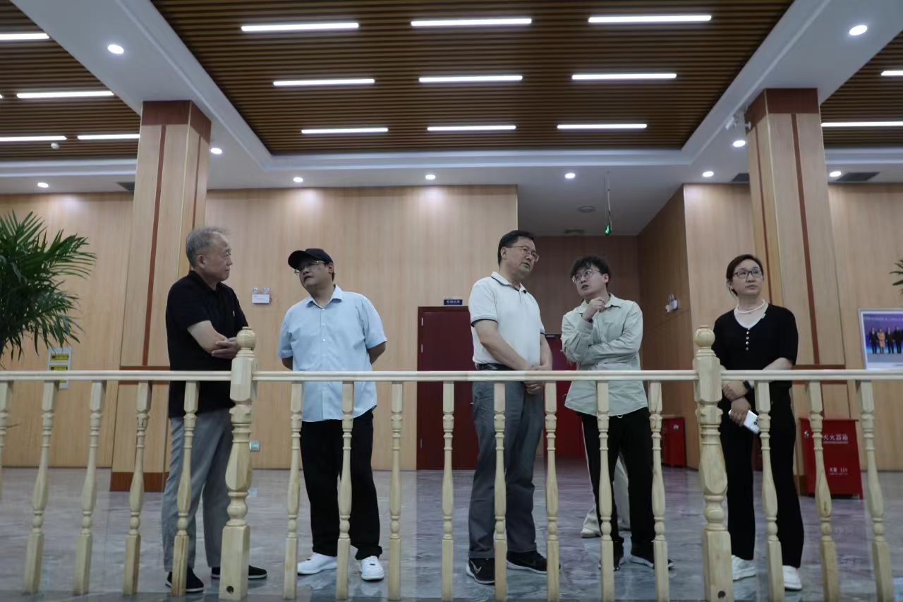 工信部產(chǎn)業(yè)政策與法規(guī)司原巡視員、先進(jìn)制造商學(xué)院總裁四班班主任辛仁周一行到順成集團(tuán)走訪